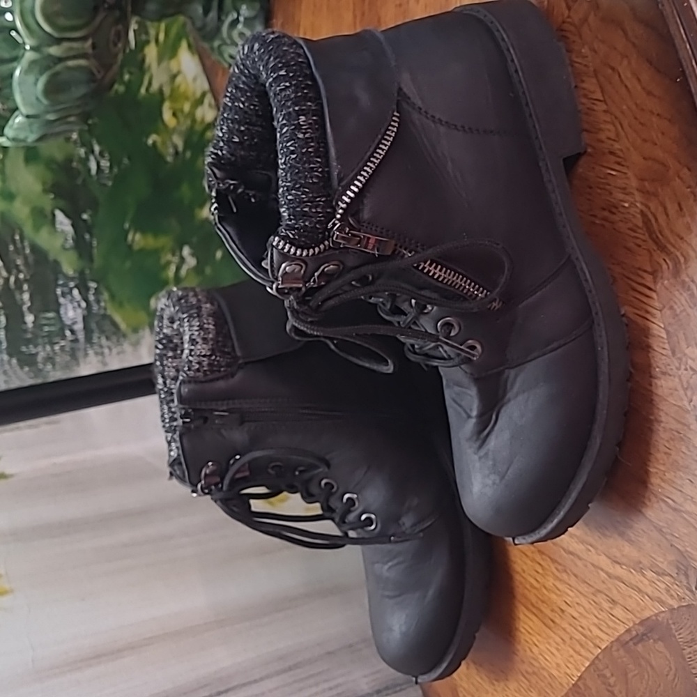 Wanted Womens 7.5 black lace up and zippers leather ankle boots fur trim